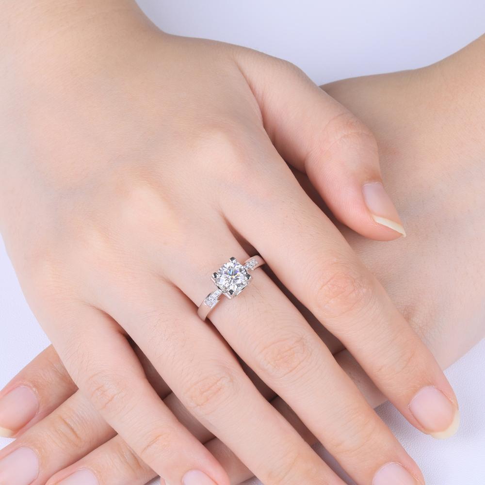 Suspended Setting with Stone Set Shoulders, 1.00ct Round Cut