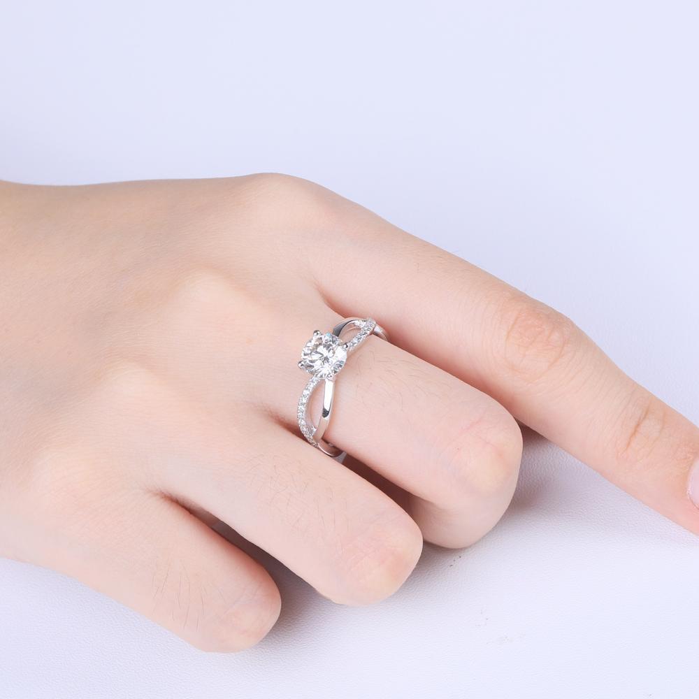 Twist Design With Split Shank, 1.00ct Round Cut