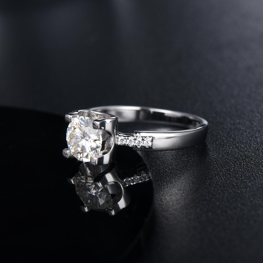 Suspended Setting with Stone Set Shoulders, 1.00ct Round Cut