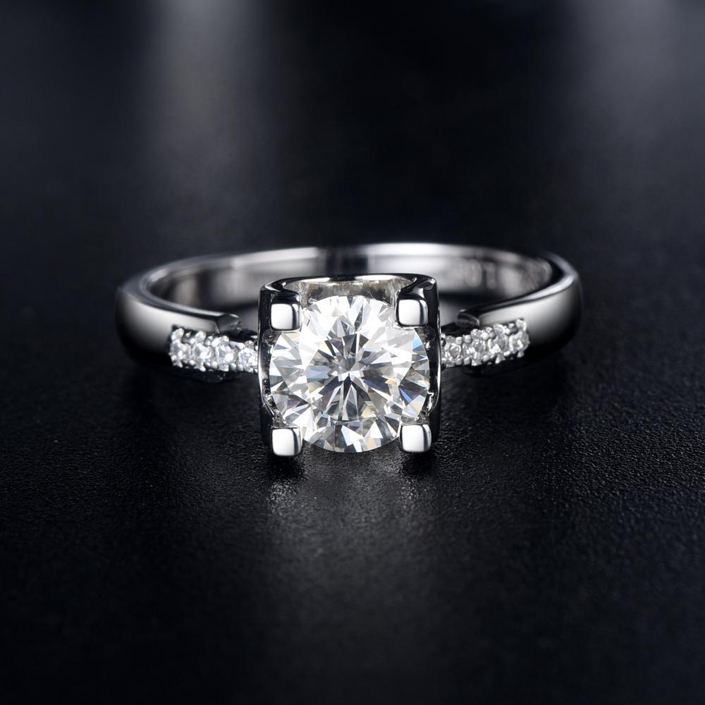 Suspended Setting with Stone Set Shoulders, 1.00ct Round Cut